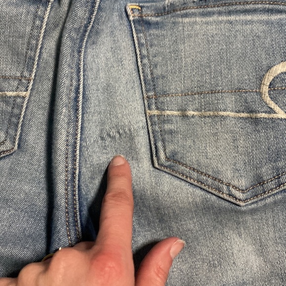 Light wash American Eagle mid-rise jegging - Picture 6 of 6